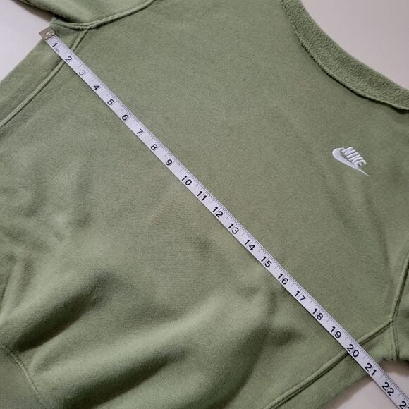 Nike Women’s Green Embroidered Long Sleeve Raw-edged Neck Sweatshirt - Picture 6 of 16